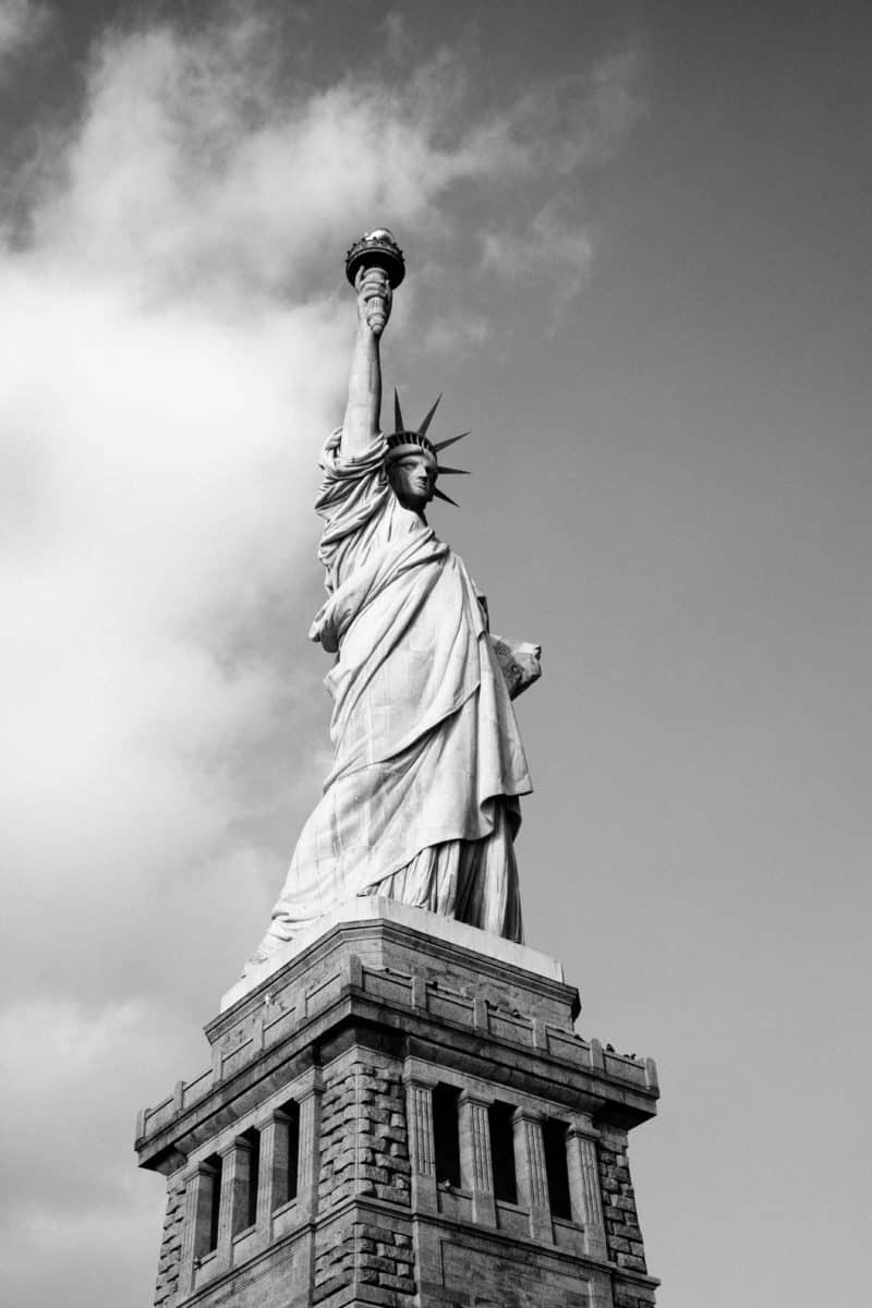 Photo en noir et blanc de la statue de la liberté